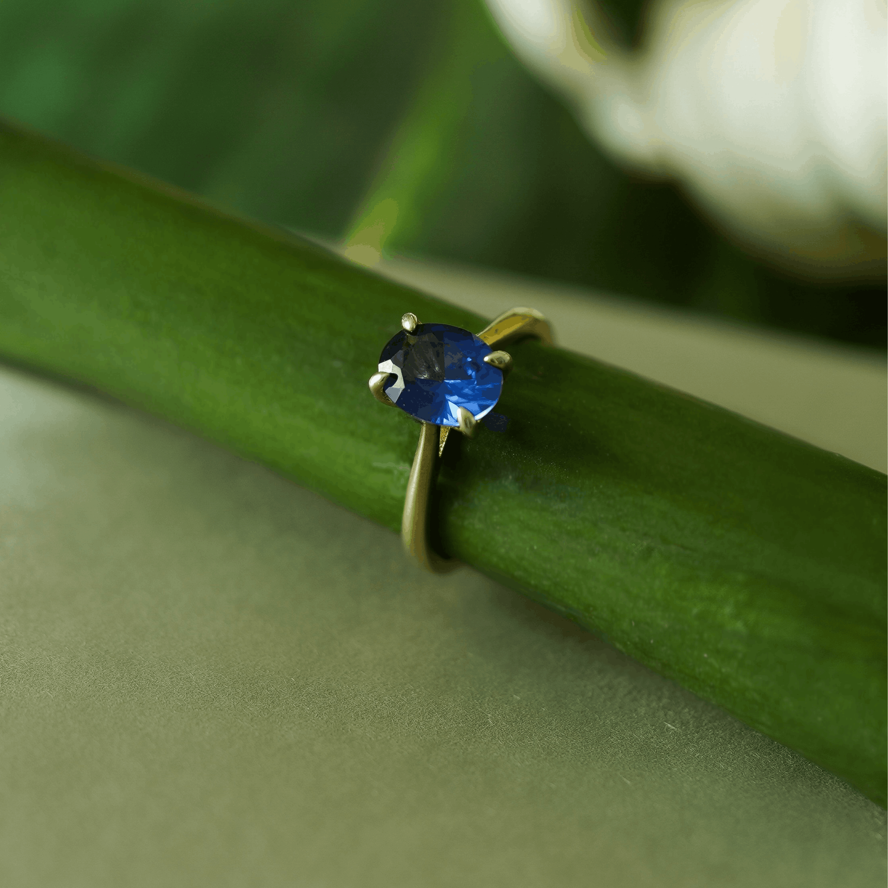 Lab Sapphire Solitaire (Oval Cut)