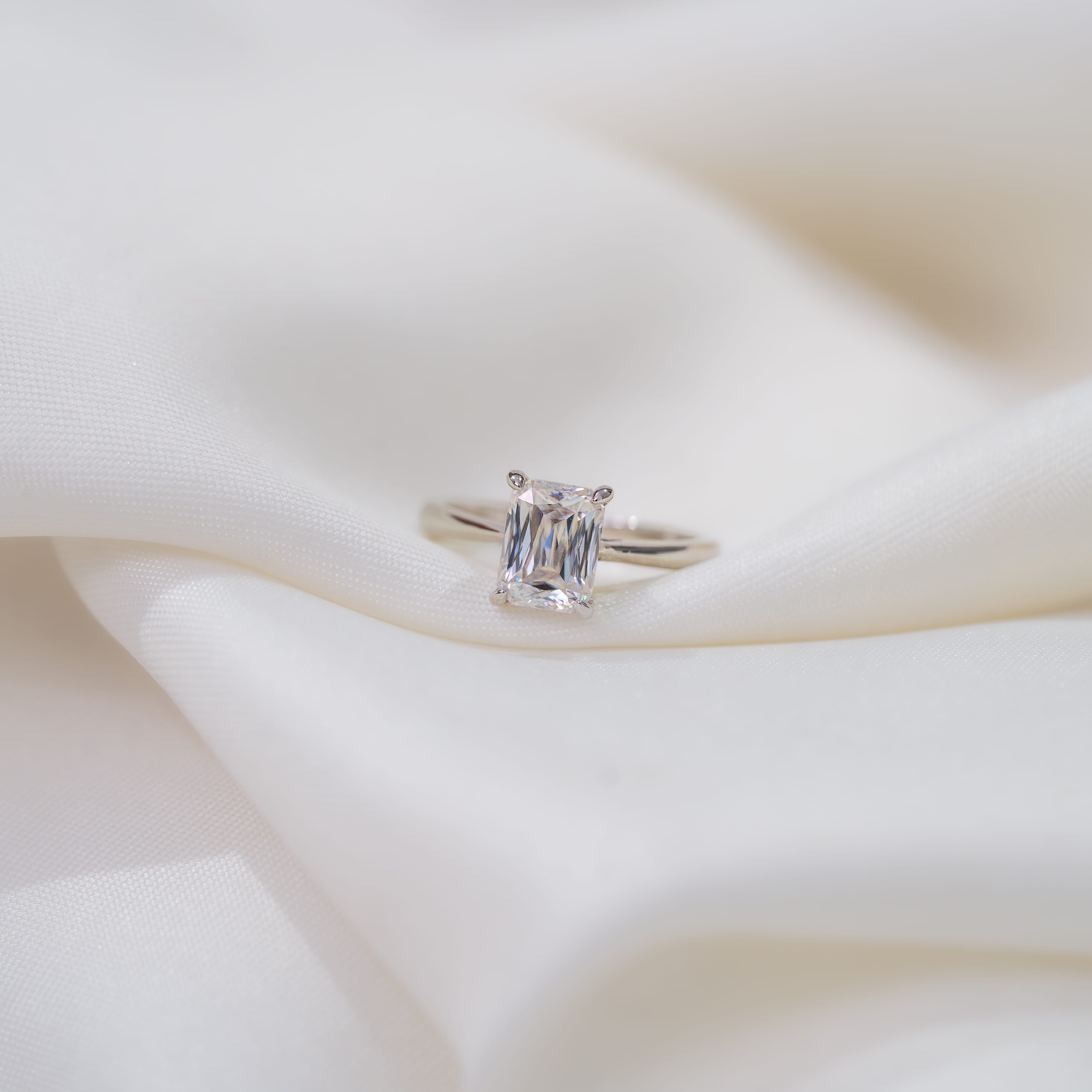 Elvara Solitaire Ring (Crisscut)