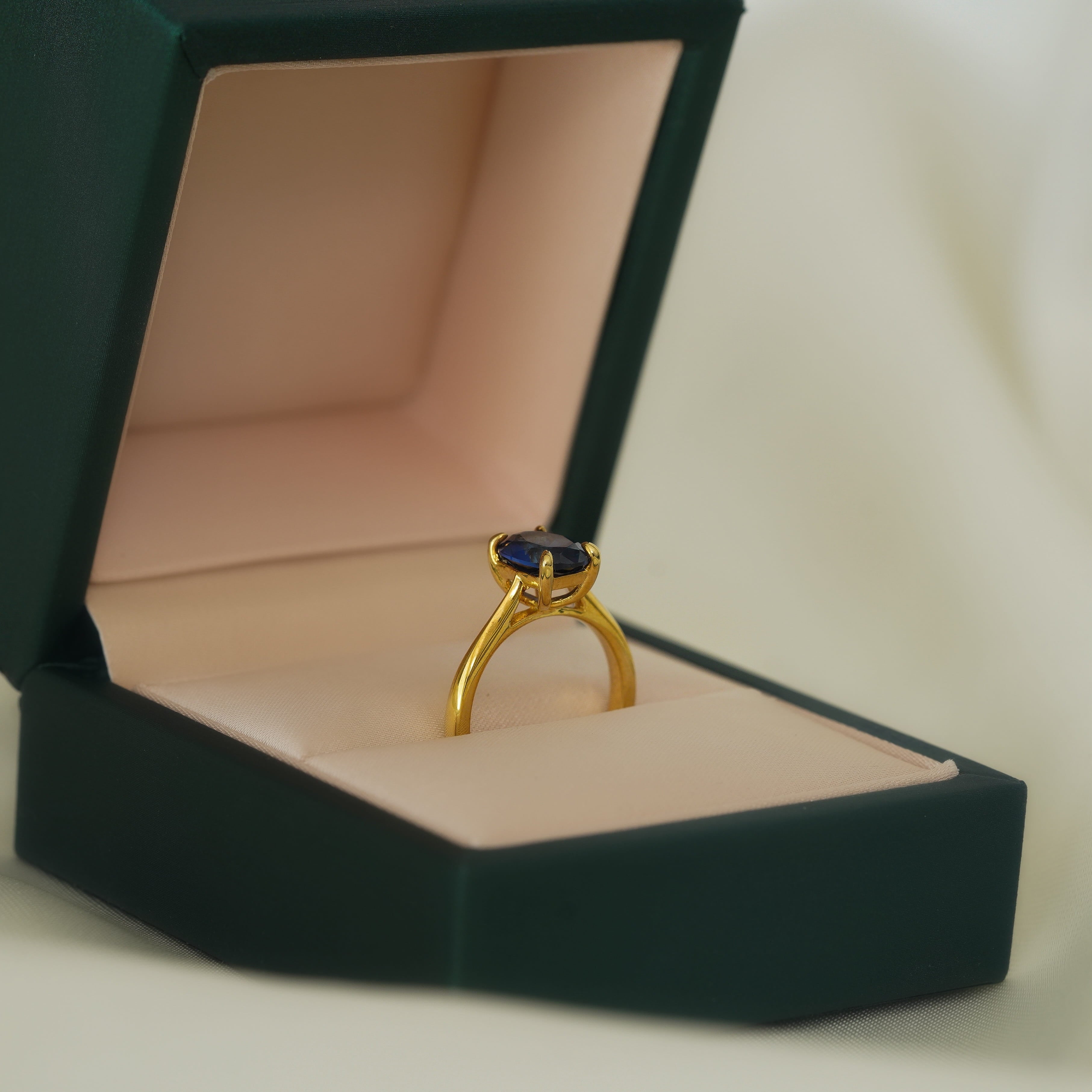 Lab Sapphire Solitaire (Oval Cut)