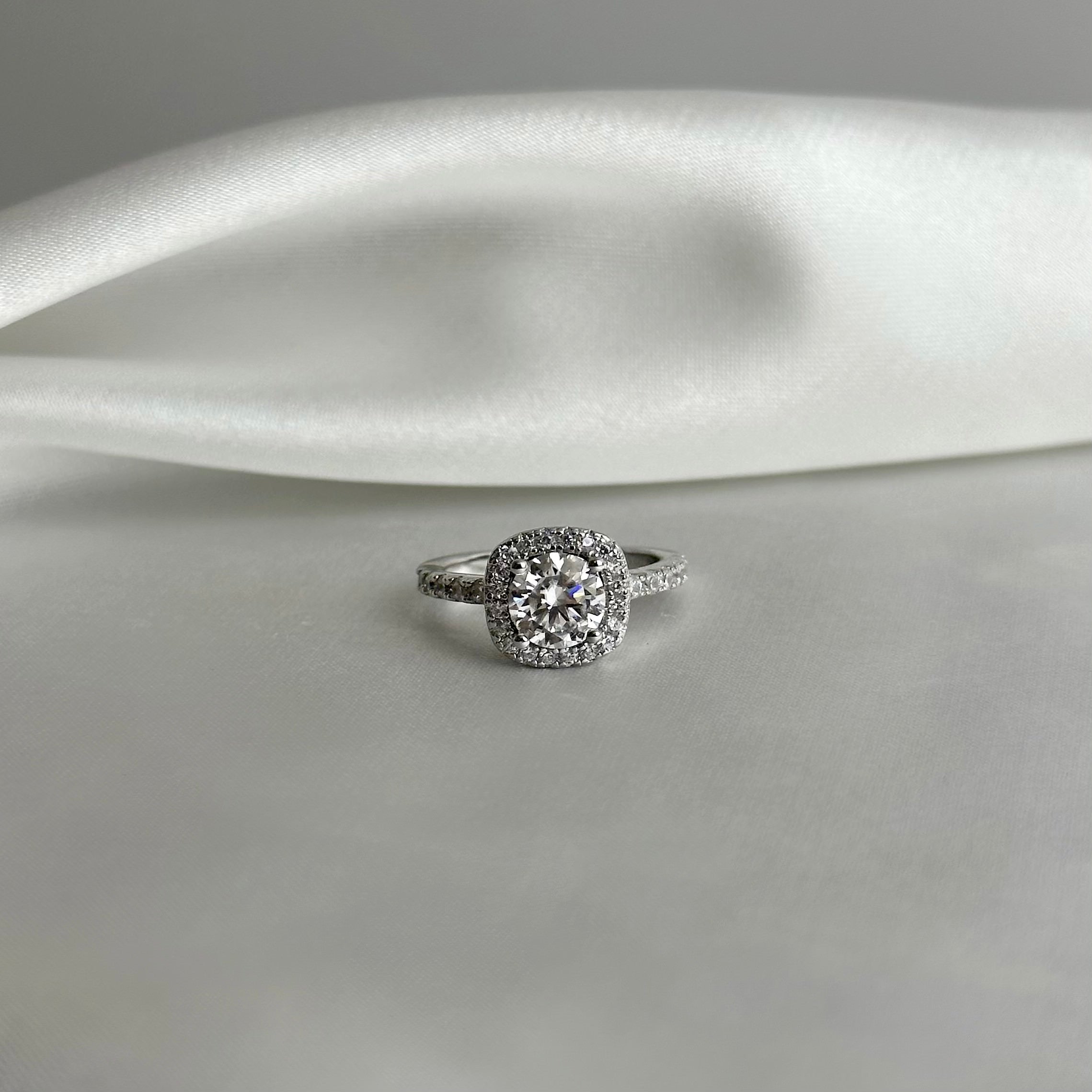 Round Halo Pavé Ring